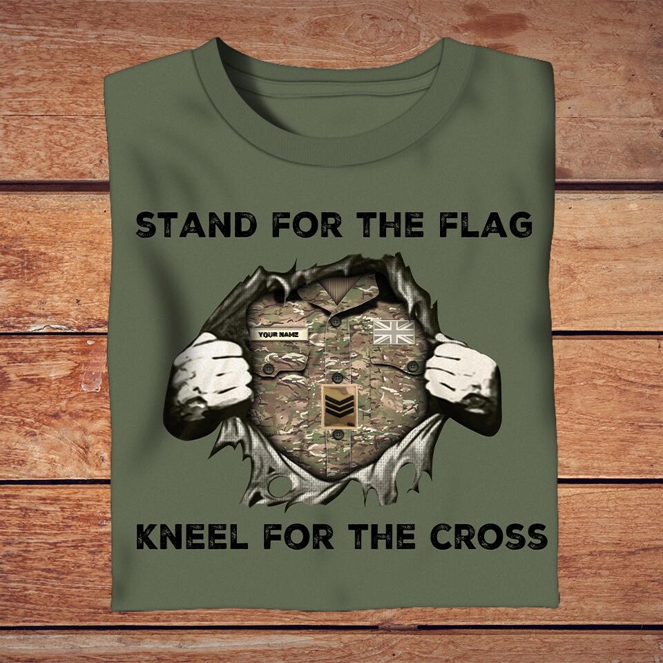 T-shirt personnalisé avec camouflage soldat/vétéran du Royaume-Uni avec nom et grade - Stand For The Flag Kneel For The Cross - 3003230001