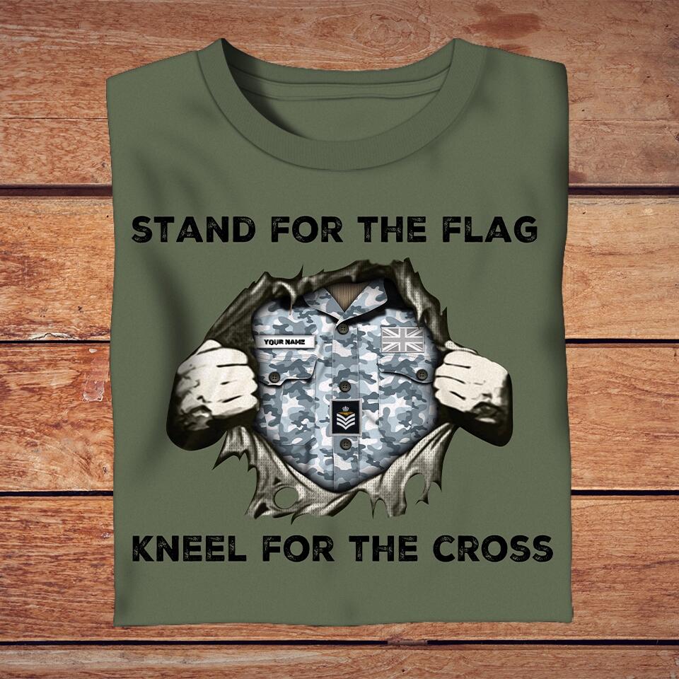 T-shirt personnalisé avec camouflage soldat/vétéran du Royaume-Uni avec nom et grade - Stand For The Flag Kneel For The Cross - 3003230001