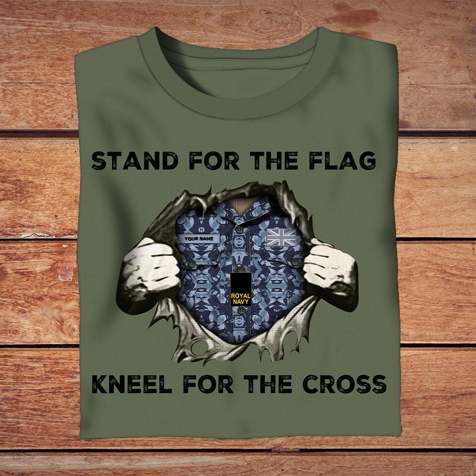 T-shirt personnalisé avec camouflage soldat/vétéran du Royaume-Uni avec nom et grade - Stand For The Flag Kneel For The Cross - 3003230001