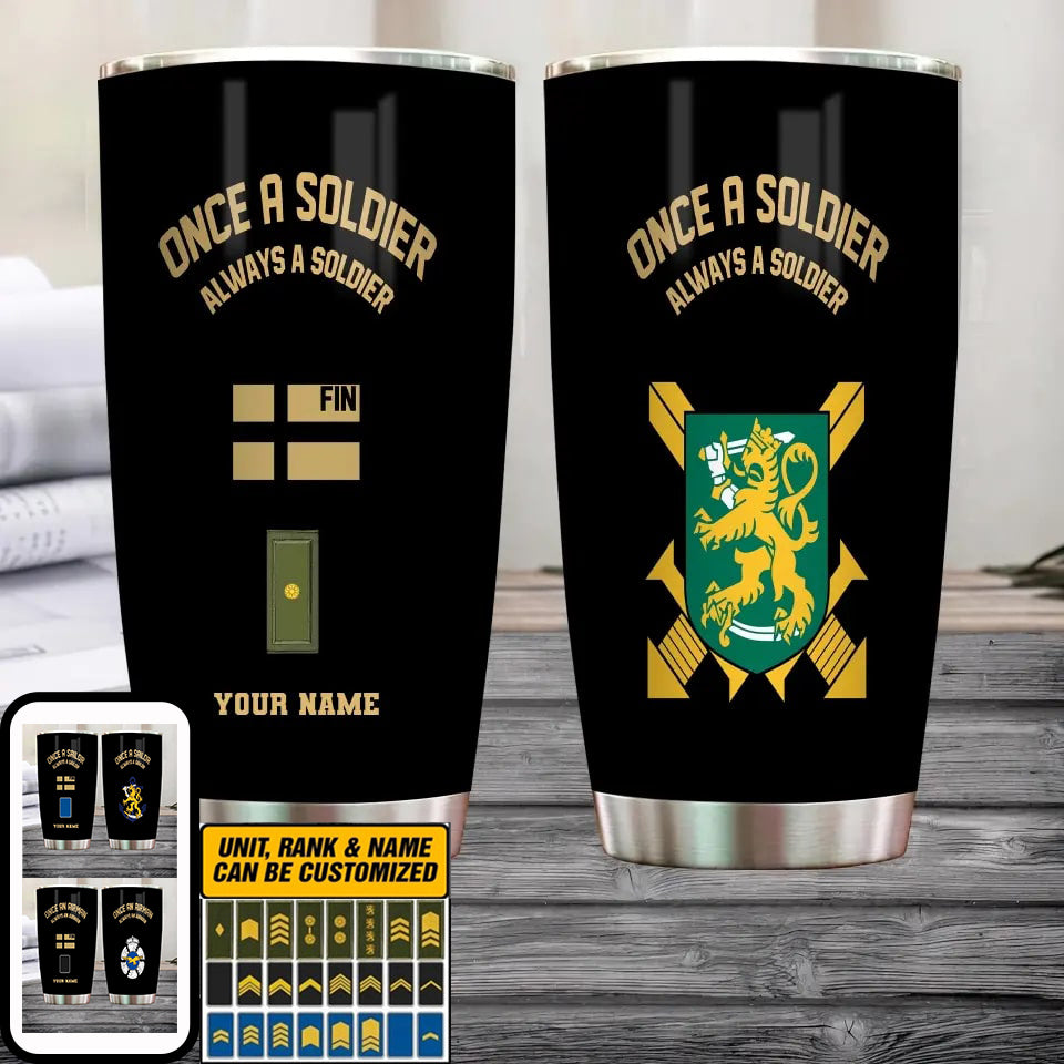 Personalisierter Finnland-Veteran/Soldat mit Rang und Namen, Camouflage-Becher, goldene Flagge – 2607230001