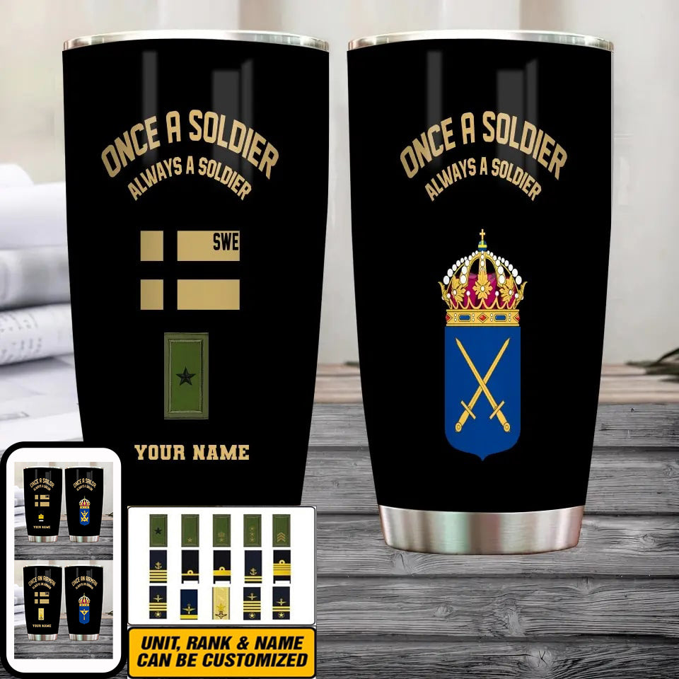 Personalisierter schwedischer Veteran/Soldat mit Rang und Namen, Camouflage-Becher, goldene Flagge – 2607230001