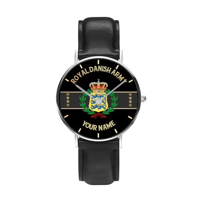 Montre personnalisée en cuir noir cousu pour soldat/vétéran du Danemark avec nom et grade - 0703240001 - Version dorée