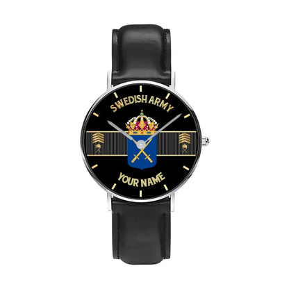 Personalisierte schwedische Soldat/Veteran mit Namen und Rang, schwarze genähte Lederuhr – 0703240001 – goldene Version