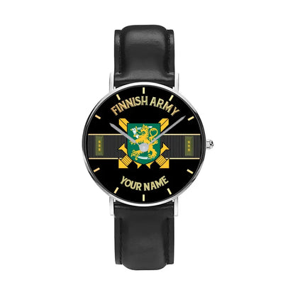 Montre personnalisée en cuir noir avec coutures noires pour soldat/vétéran finlandais avec nom et grade - 0703240001