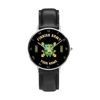 Montre personnalisée en cuir noir avec coutures noires pour soldat/vétéran finlandais avec nom et grade - 0803240001 - Version dorée