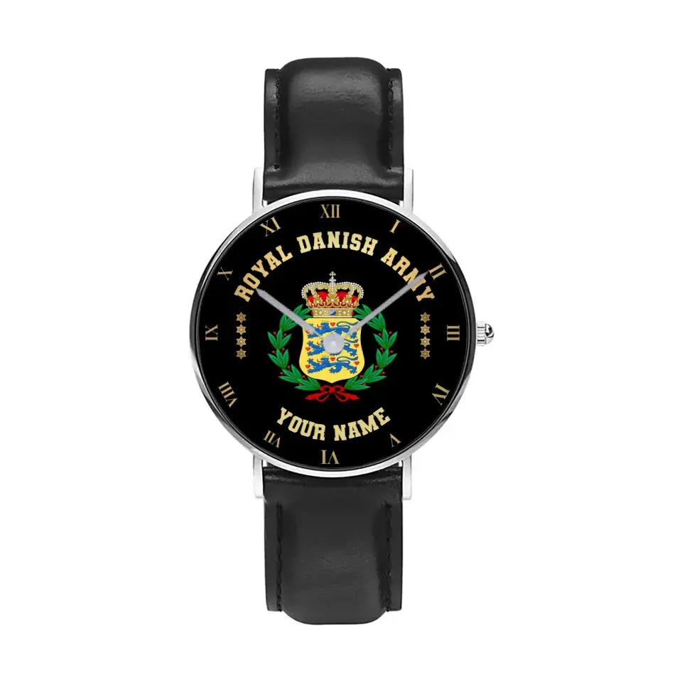 Montre personnalisée en cuir noir cousu pour soldat/vétéran du Danemark avec nom et grade - 0803240001 - Version dorée