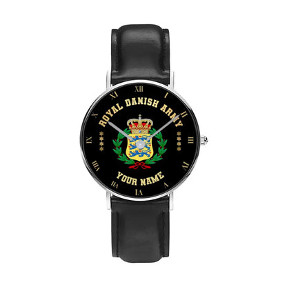 Montre personnalisée en cuir noir cousu pour soldat/vétéran du Danemark avec nom et grade - 0803240001 - Version dorée