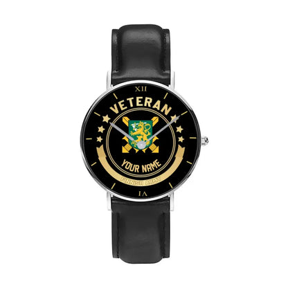 Personalisierte finnische Soldat/Veteran mit Namen, schwarze genähte Lederuhr – 1103240001 – goldene Version