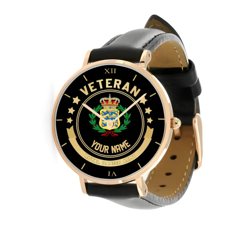 Personalisierte dänische Soldat/Veteran mit Namen, schwarze genähte Lederuhr – 1103240001 – goldene Version