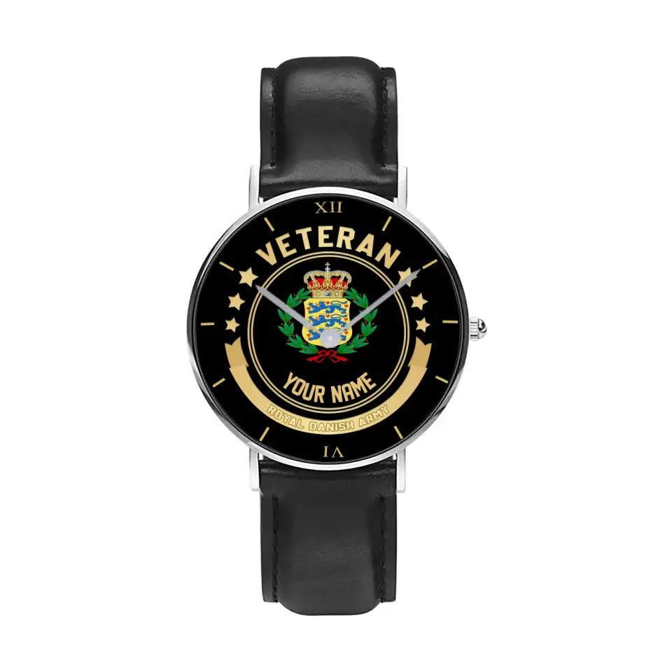 Personalisierte dänische Soldat/Veteran mit Namen, schwarze genähte Lederuhr – 1103240001 – goldene Version