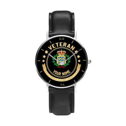 Personalisierte dänische Soldat/Veteran mit Namen, schwarze genähte Lederuhr – 1103240001 – goldene Version