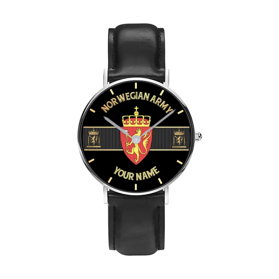 Montre personnalisée en cuir noir avec coutures noires pour soldat/vétéran norvégien avec nom et grade - 0703240001 - Version dorée