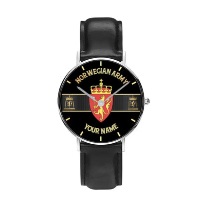 Montre personnalisée en cuir noir avec coutures noires pour soldat/vétéran norvégien avec nom et grade - 0703240001 - Version dorée