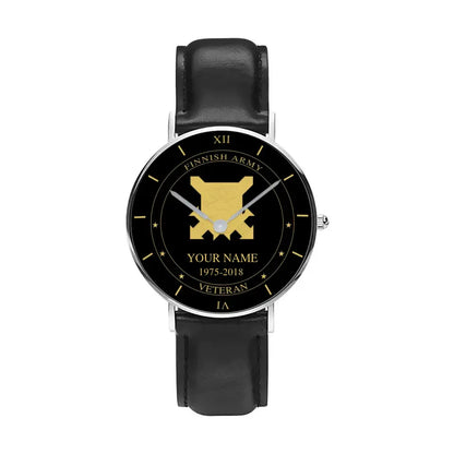 Montre personnalisée en cuir noir avec coutures noires pour soldat/vétéran finlandais avec nom et année - 1603240001 - Version dorée