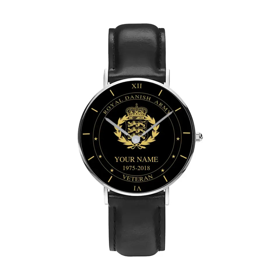 Montre personnalisée en cuir noir avec coutures noires pour soldat/vétéran du Danemark avec nom et année - 1603240001 - Version dorée