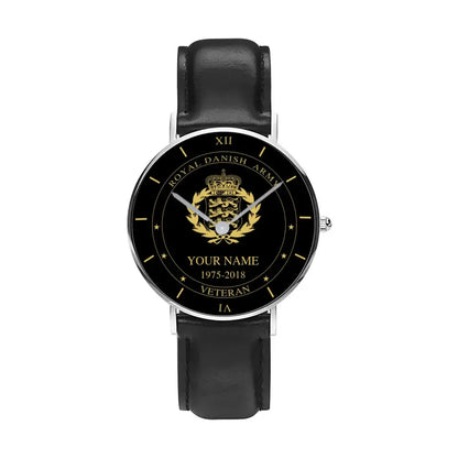 Montre personnalisée en cuir noir avec coutures noires pour soldat/vétéran du Danemark avec nom et année - 1603240001 - Version dorée