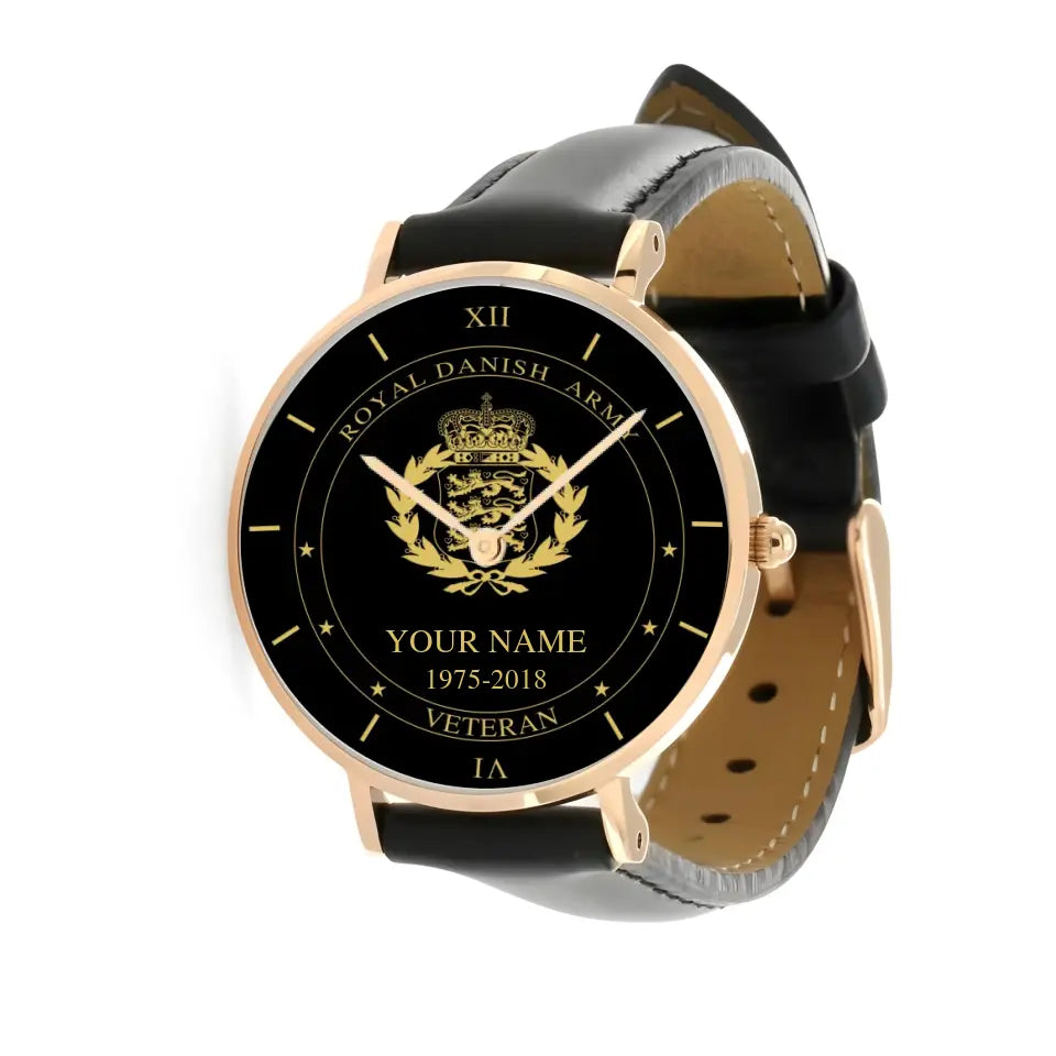 Montre personnalisée en cuir noir avec coutures noires pour soldat/vétéran du Danemark avec nom et année - 1603240001 - Version dorée