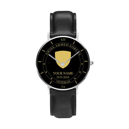 Montre personnalisée en cuir noir cousu pour soldat/vétéran suisse avec nom et année - 1603240001 - Version dorée