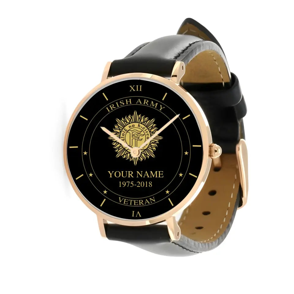 Personalisierte irische Soldat/Veteran mit Namen und Jahr, schwarze genähte Lederuhr – 1603240001 – goldene Version