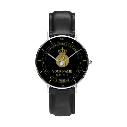 Montre personnalisée en cuir noir avec coutures noires pour soldat/vétéran des Pays-Bas avec nom et année - 1603240001 - Version dorée