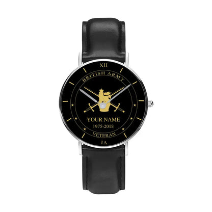 Montre personnalisée en cuir noir avec coutures noires pour soldat/vétéran du Royaume-Uni avec nom et année - 1603240001 - Version dorée