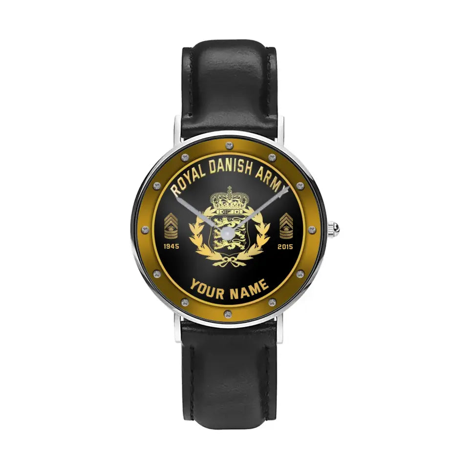 Montre personnalisée en cuir noir avec coutures noires pour soldat/vétéran du Danemark avec nom, grade et année - 1803240001 - Version dorée