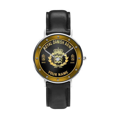 Personalisierte dänische Soldat/Veteran mit Namen, Rang und Jahr, schwarze genähte Lederuhr – 1803240001 – goldene Version