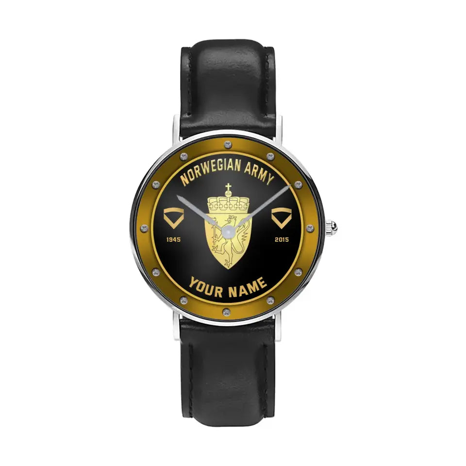 Montre personnalisée en cuir noir avec coutures noires pour soldat/vétéran norvégien avec nom, grade et année - 1803240001 - Version dorée