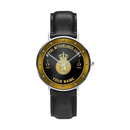 Montre personnalisée en cuir noir avec coutures noires pour soldat/vétéran des Pays-Bas avec nom, grade et année - 1803240001 - Version dorée