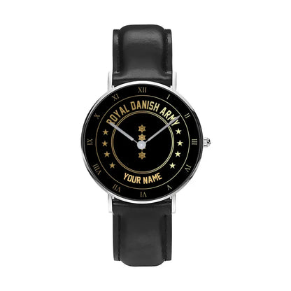 Personalisierte dänische Soldat/Veteran mit Namen und Rang, schwarze genähte Lederuhr – 2003240001 – goldene Version