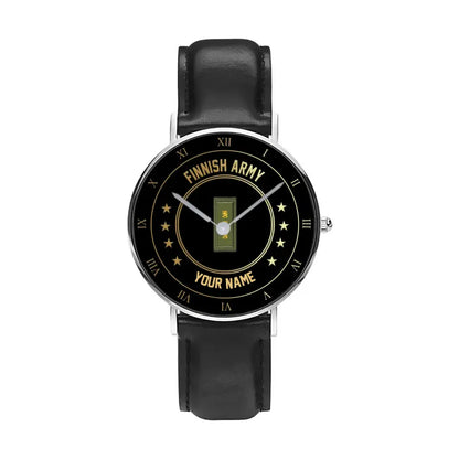 Montre personnalisée en cuir noir avec coutures noires pour soldat/vétéran finlandais avec nom et grade - 2003240001 - Version dorée