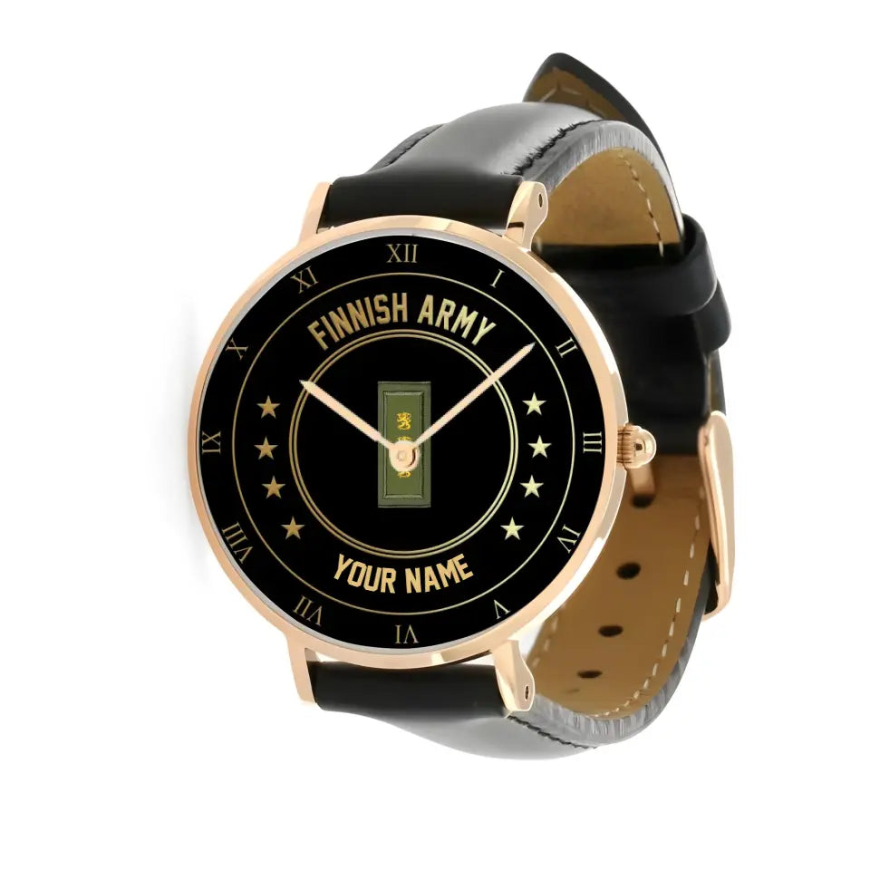 Montre personnalisée en cuir noir avec coutures noires pour soldat/vétéran finlandais avec nom et grade - 2003240001 - Version dorée