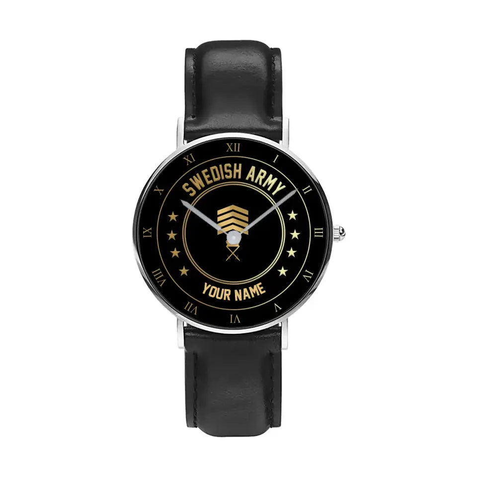 Personalisierte schwedische Soldat/Veteran mit Namen und Rang, schwarze genähte Lederuhr – 2003240001 – goldene Version