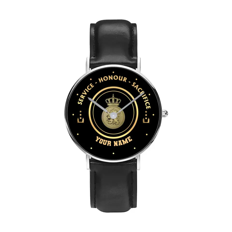 Montre personnalisée en cuir noir avec coutures noires pour soldat/vétéran des Pays-Bas avec nom et grade - 2603240001 - Version dorée