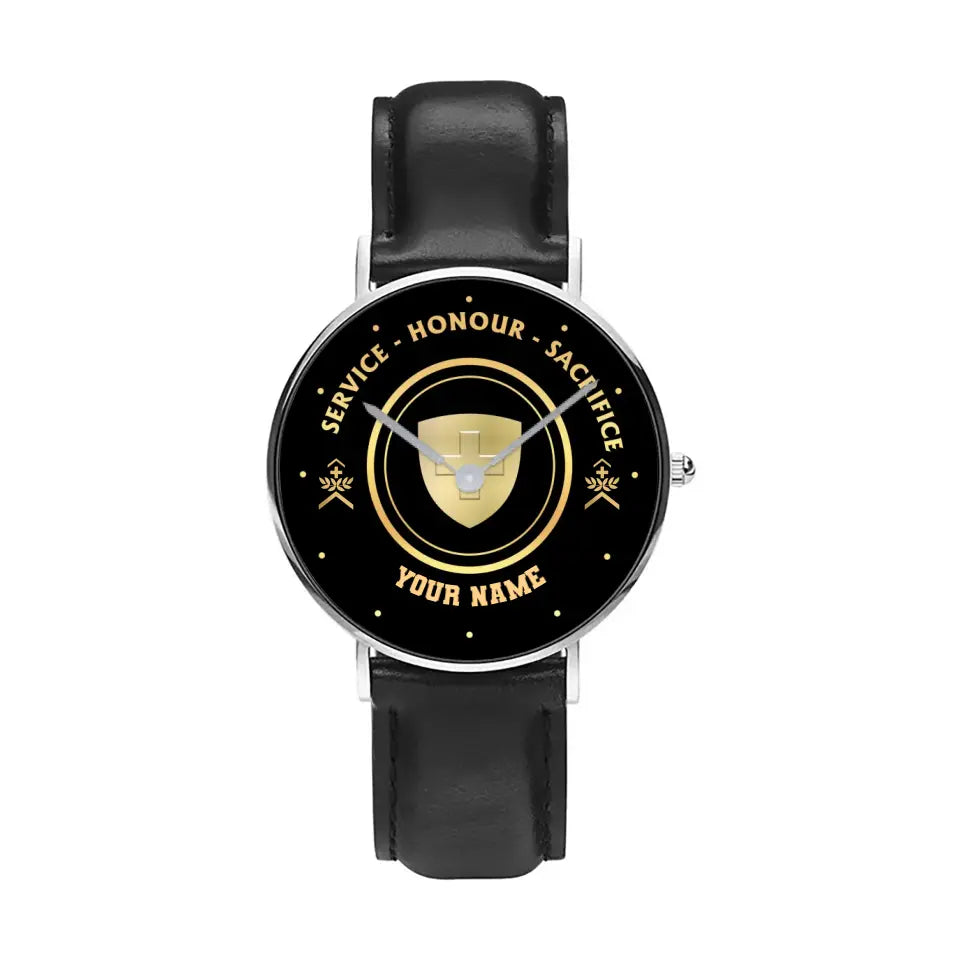 Montre personnalisée en cuir noir cousu pour soldat/vétéran suisse avec nom et grade - 2603240001 - Version dorée