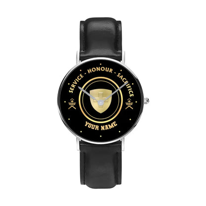 Personalisierte Schweizer Soldat/Veteran mit Namen, Rang, schwarze genähte Lederuhr – 2603240001 – Goldversion