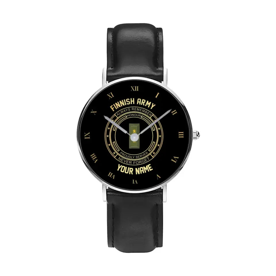 Montre personnalisée en cuir noir avec coutures noires pour soldat/vétéran finlandais avec nom et grade - 2803240001 - Version dorée