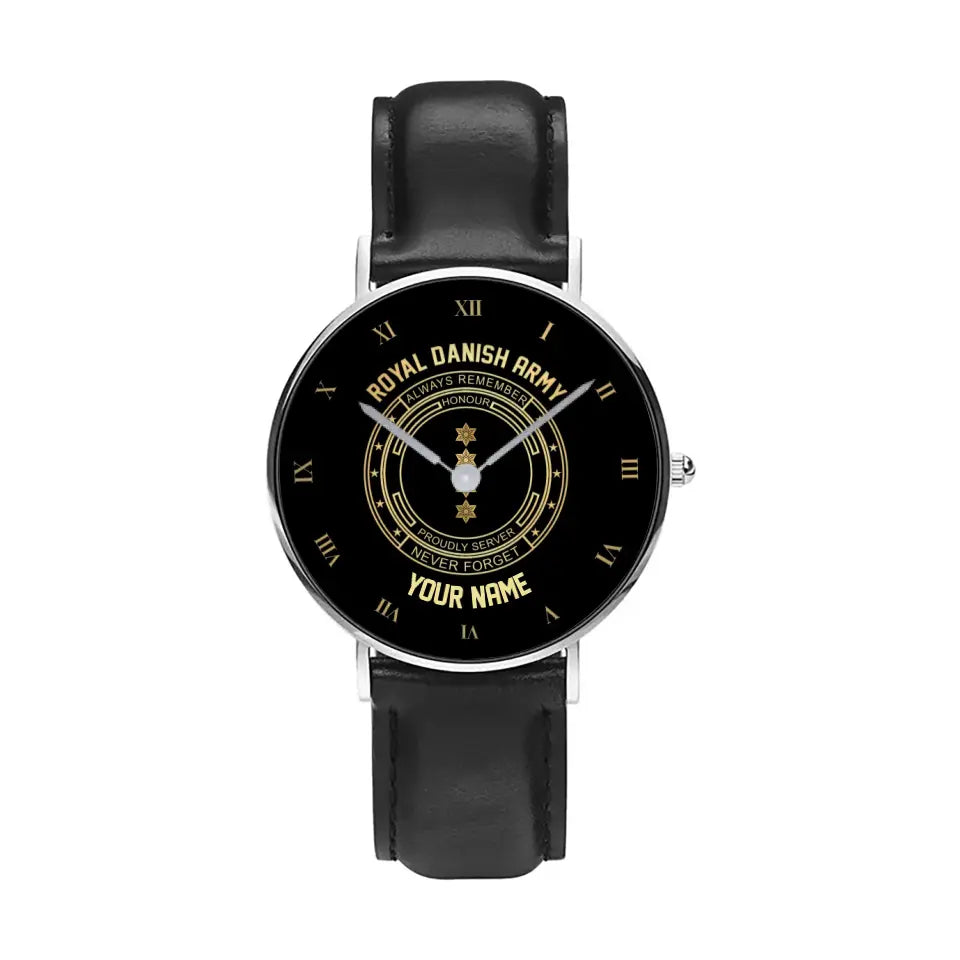 Montre personnalisée en cuir noir cousu pour soldat/vétéran du Danemark avec nom et grade - 2803240001 - Version dorée