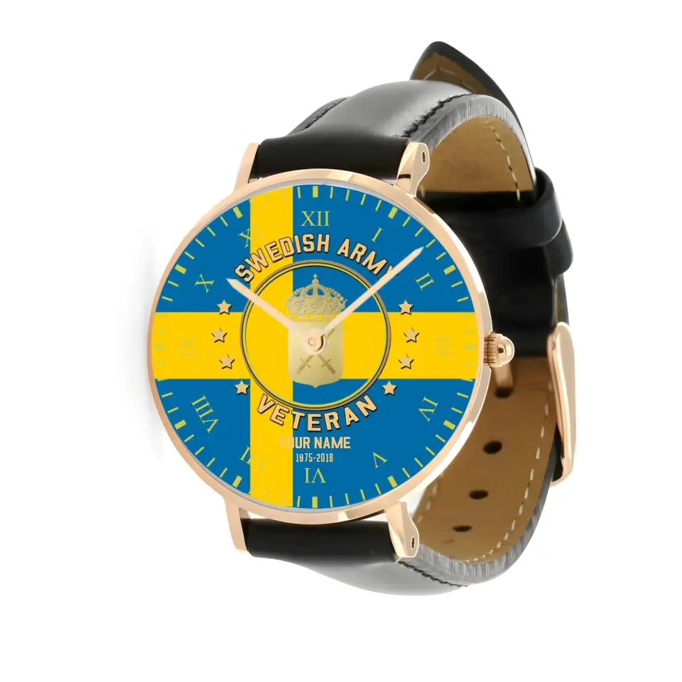 Personalisierte schwedische Soldat/Veteran mit Namen und Jahr, schwarze genähte Lederuhr – 0204240001 – goldene Version