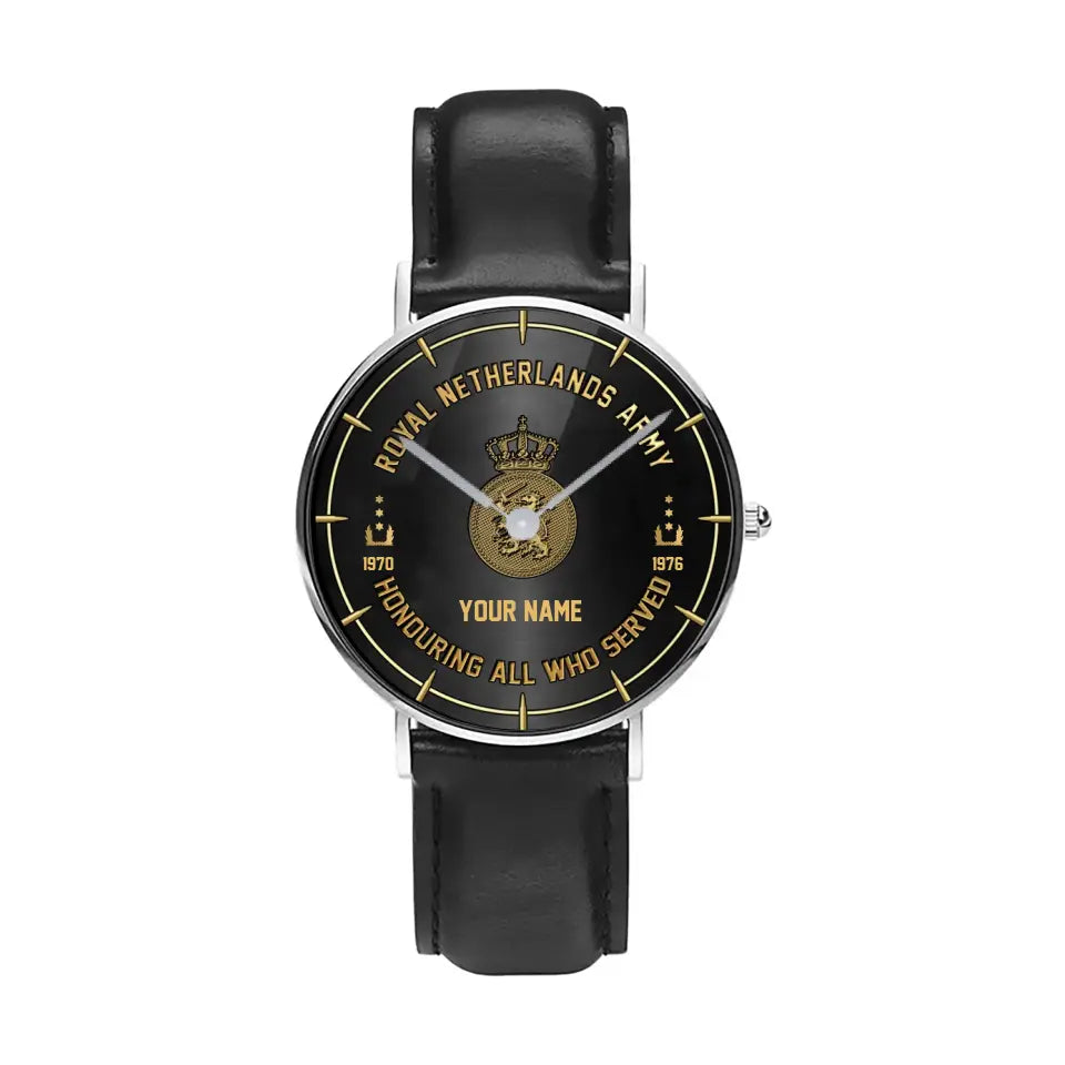 Montre personnalisée en cuir noir avec coutures noires pour soldat/vétéran des Pays-Bas avec nom, grade et année - 26042401QA - Version dorée