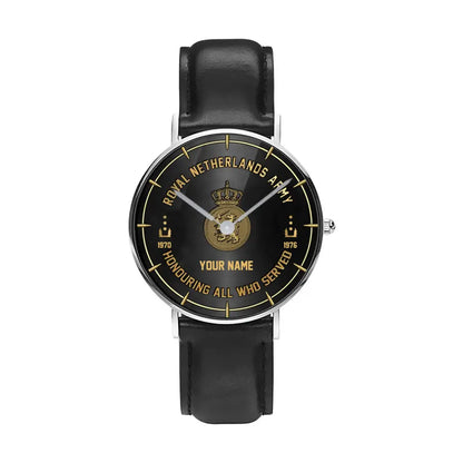 Montre personnalisée en cuir noir avec coutures noires pour soldat/vétéran des Pays-Bas avec nom, grade et année - 26042401QA - Version dorée