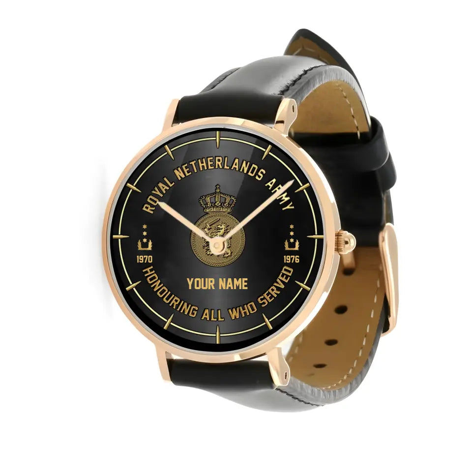 Personalisierte niederländische Soldat/Veteran mit Namen, Rang und Jahr, schwarze genähte Lederuhr – 26042401QA – goldene Version