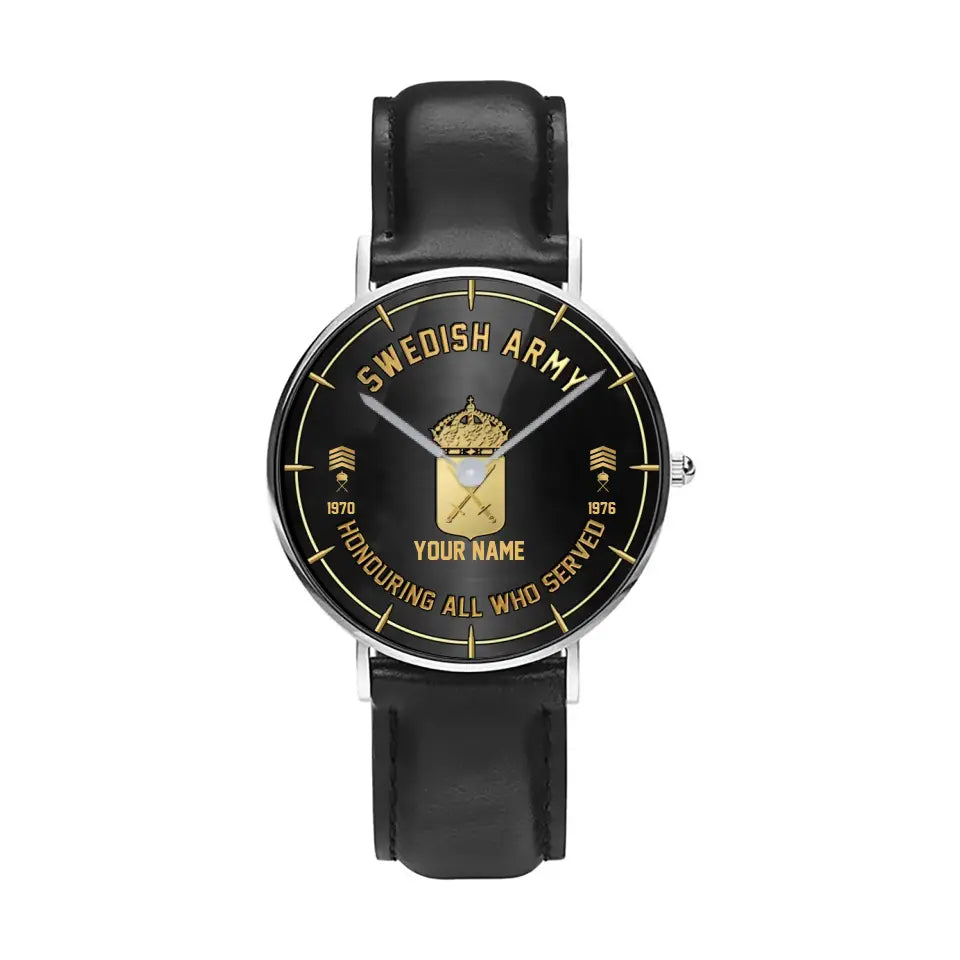 Personalisierte schwedische Soldat/Veteran mit Namen, Rang und Jahr, schwarze genähte Lederuhr – 26042401QA – goldene Version