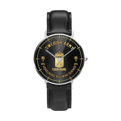 Montre personnalisée en cuir noir cousu pour soldat/vétéran suédois avec nom, grade et année - 26042401QA - Version dorée