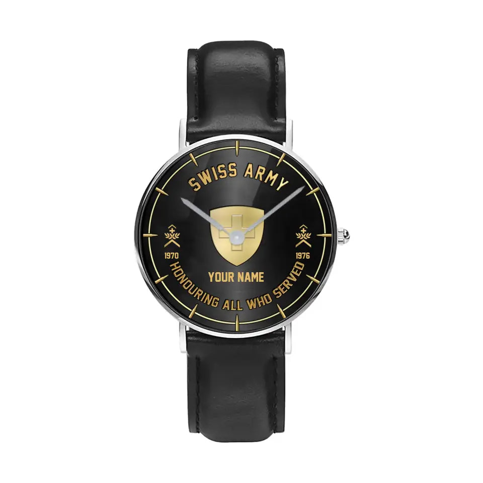 Montre personnalisée en cuir noir avec coutures noires pour soldat/vétéran suisse avec nom, grade et année - 26042401QA - Version dorée