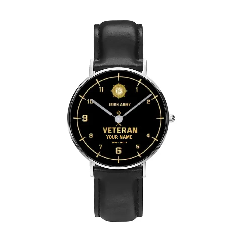 Montre personnalisée en cuir noir avec coutures noires pour soldat/vétéran irlandais avec nom, grade et année - 03052402QA - Version dorée