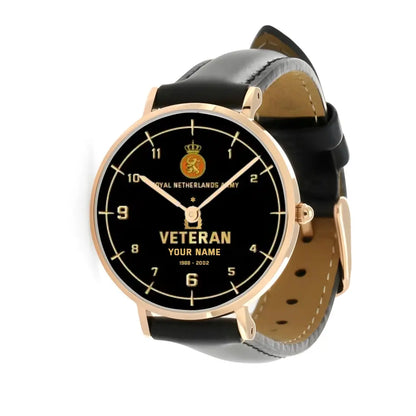 Montre personnalisée en cuir noir avec coutures noires pour soldat/vétéran des Pays-Bas avec nom, grade et année - 03052402QA - Version dorée