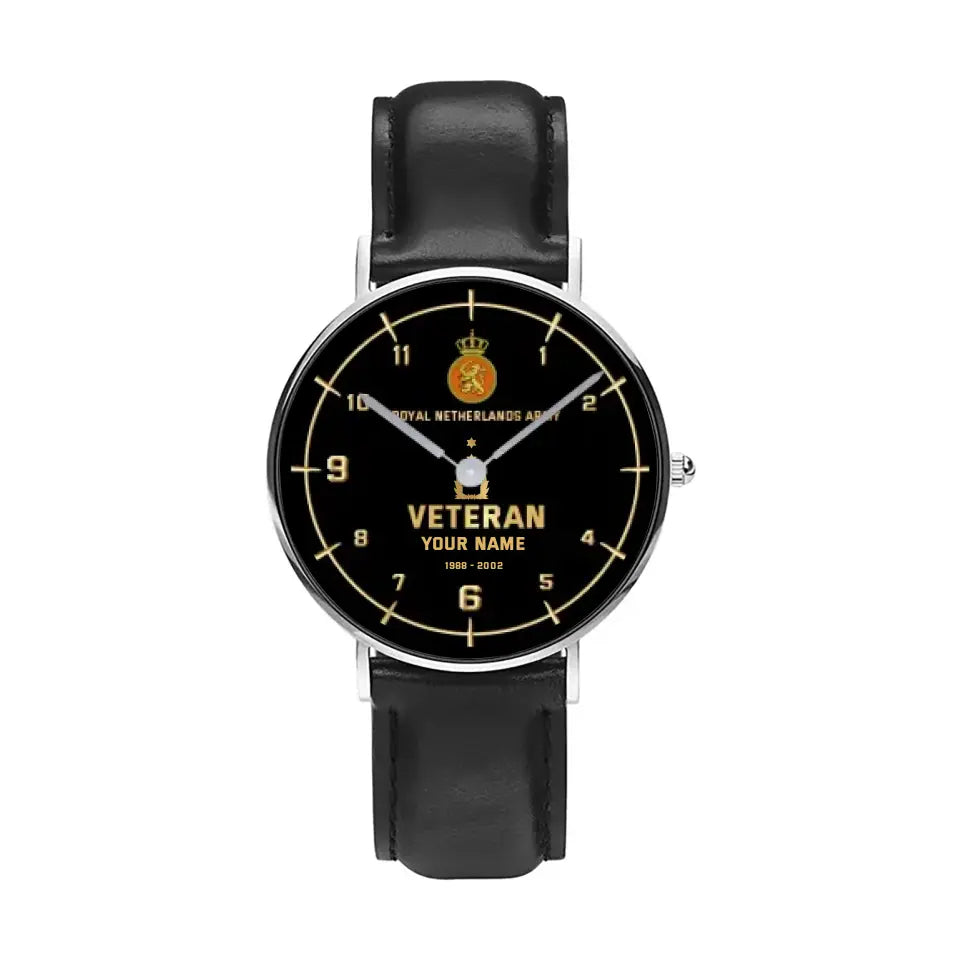 Montre personnalisée en cuir noir avec coutures noires pour soldat/vétéran des Pays-Bas avec nom, grade et année - 03052402QA - Version dorée