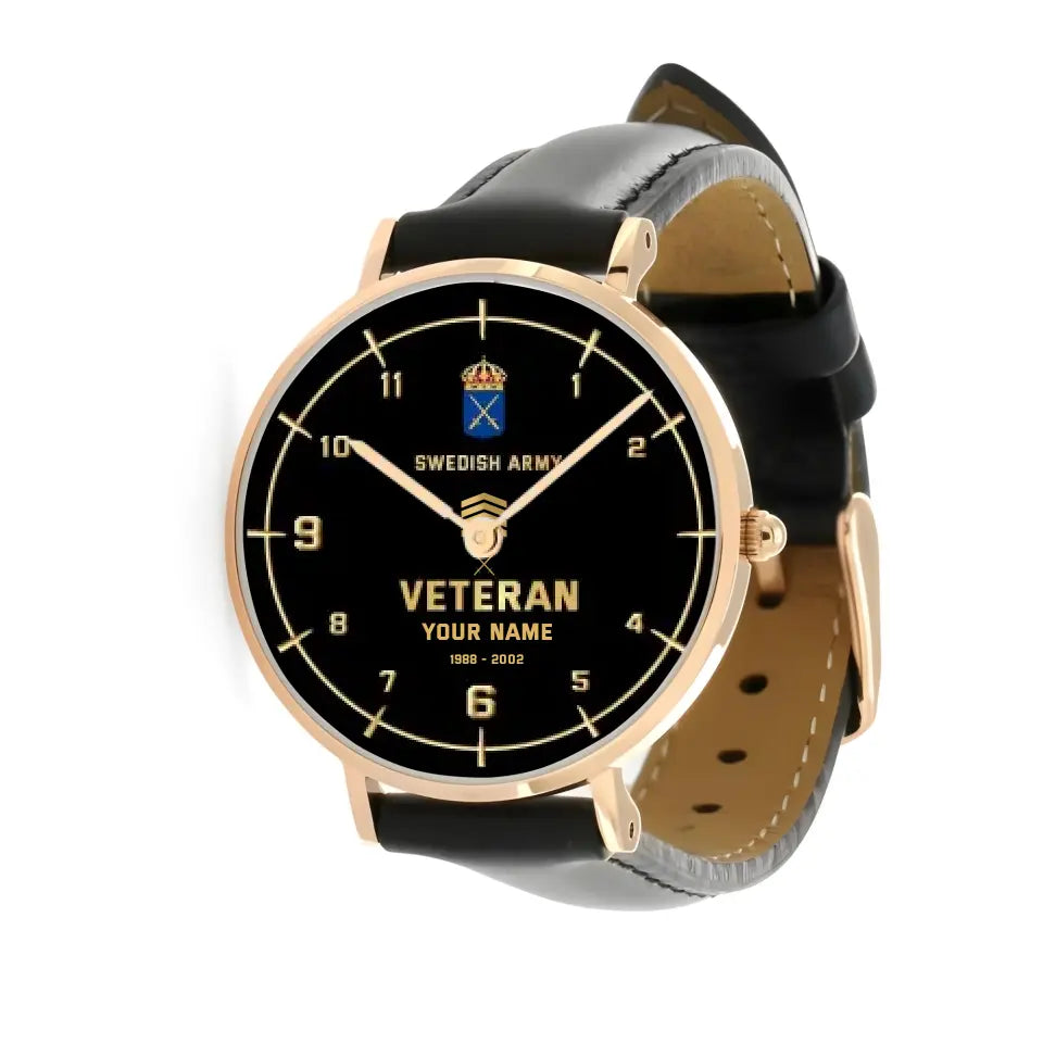 Montre personnalisée en cuir noir avec coutures noires pour soldat/vétéran suédois avec nom, grade et année - 03052402QA - Version dorée