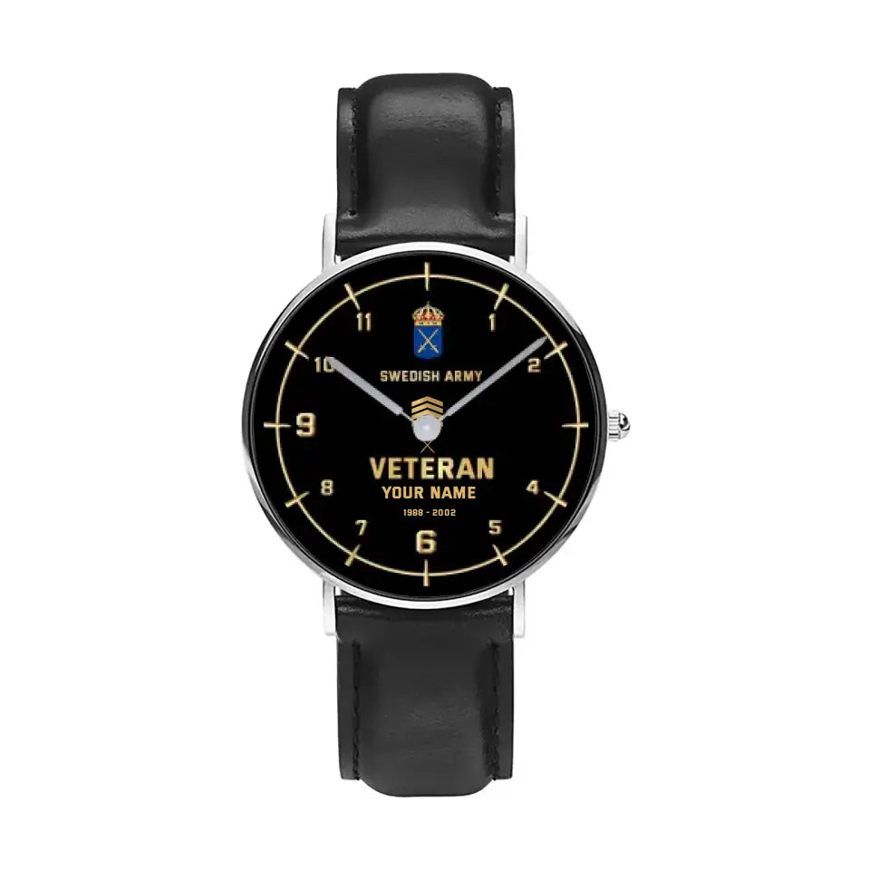 Personalisierte schwedische Soldat/Veteran mit Namen, Rang und Jahr, schwarze genähte Lederuhr – 03052402QA – goldene Version